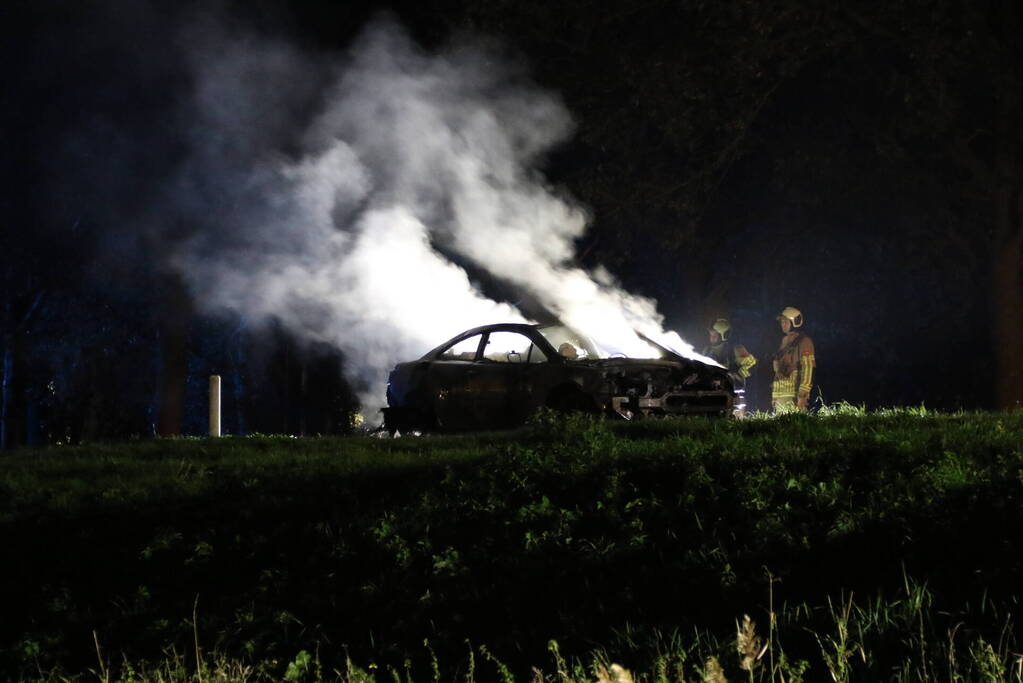 Personenauto uitgebrand op afrit van snelweg