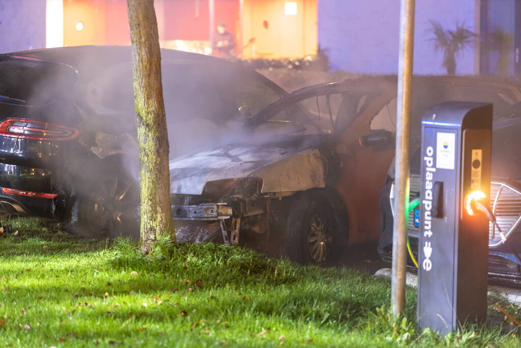 Geparkeerde auto verwoest door brand