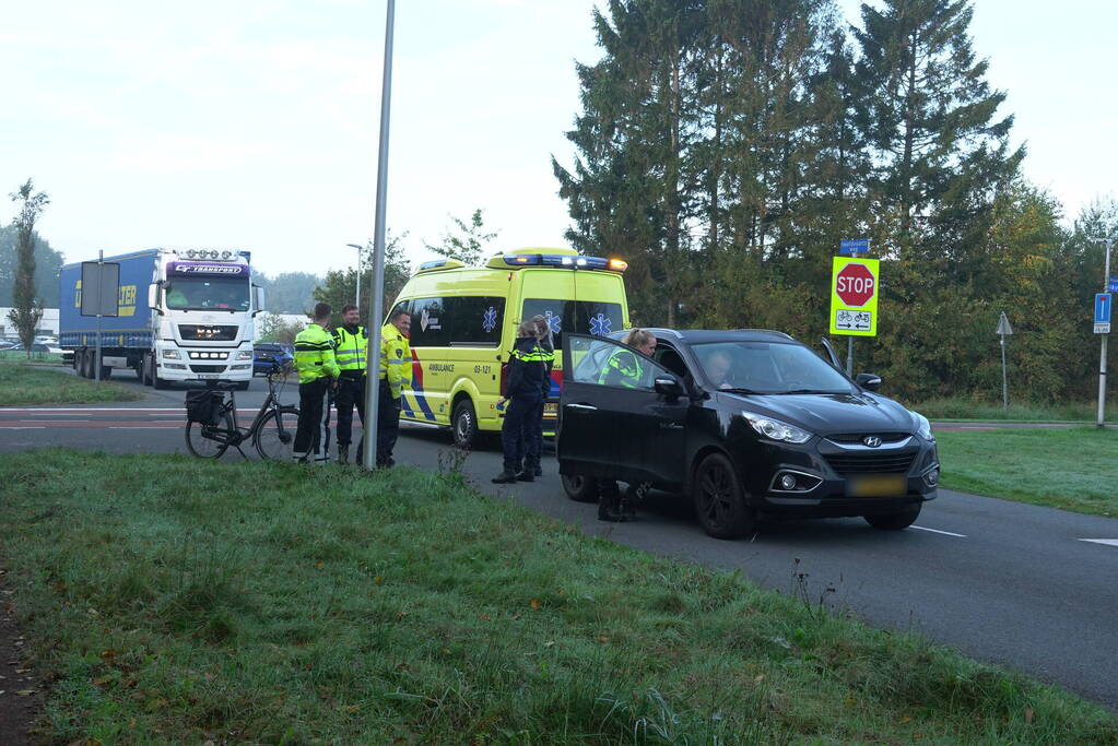 Man op fiets gewond bij botsing met auto