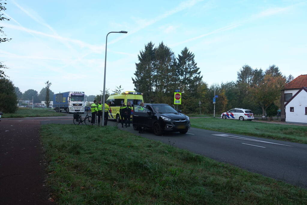 Man op fiets gewond bij botsing met auto