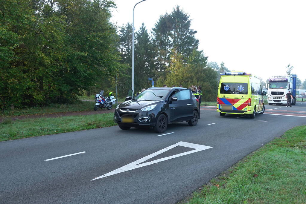 Man op fiets gewond bij botsing met auto