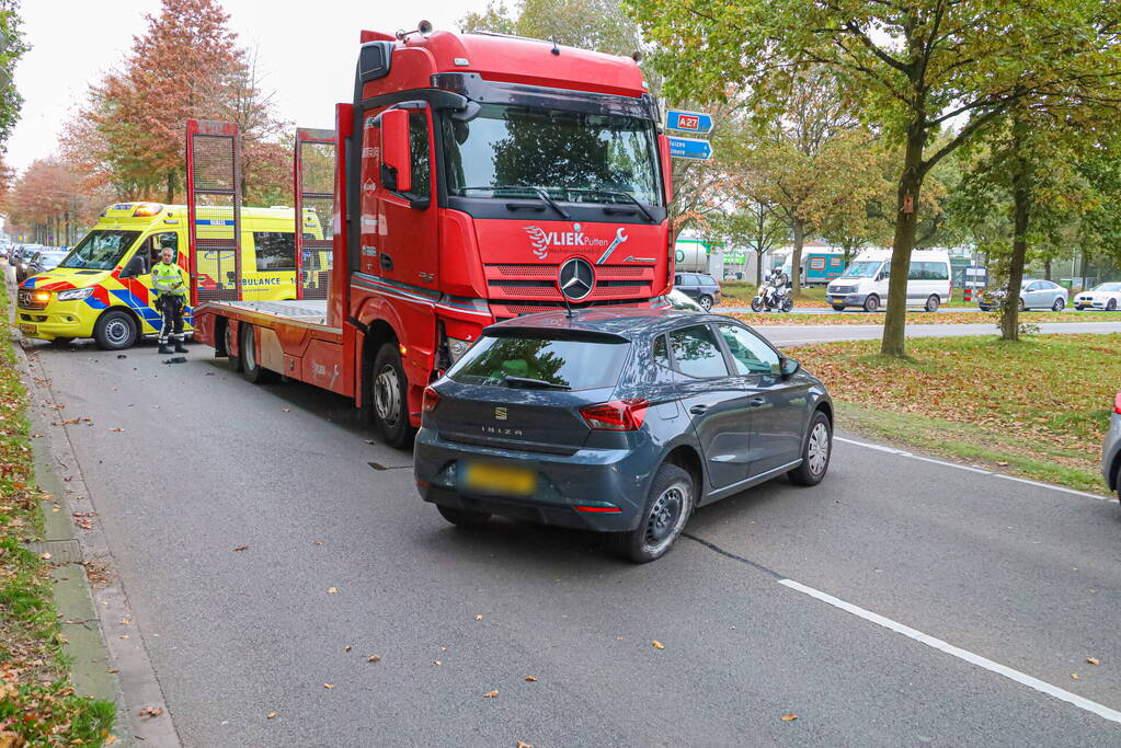 Vrachtwagen en auto botsen met elkaar