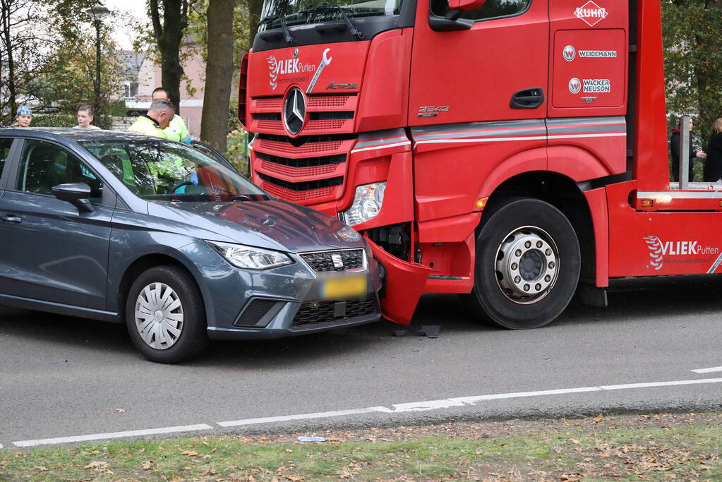 Vrachtwagen en auto botsen met elkaar