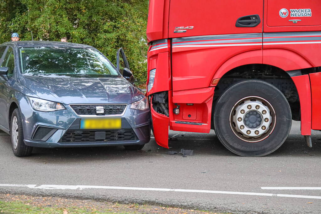 Vrachtwagen en auto botsen met elkaar