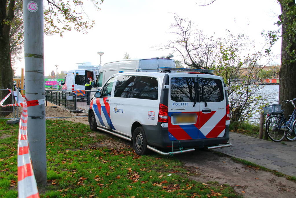 Overleden persoon aangetroffen in de Amstel