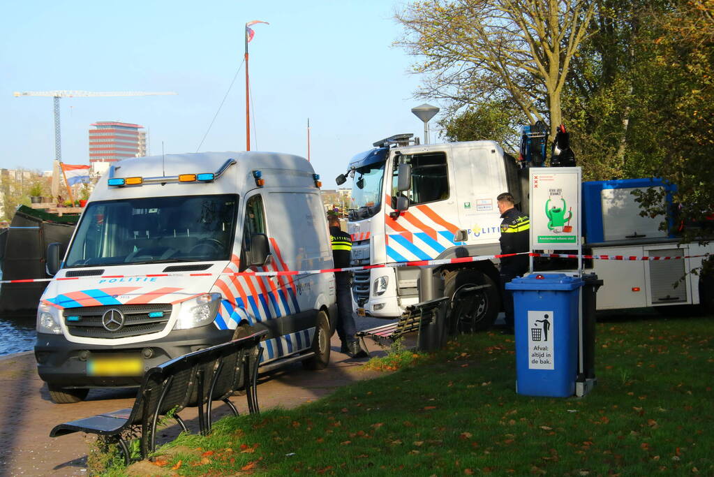 Overleden persoon aangetroffen in de Amstel
