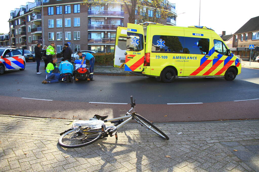 Man op fiets gewond bij botsing met auto