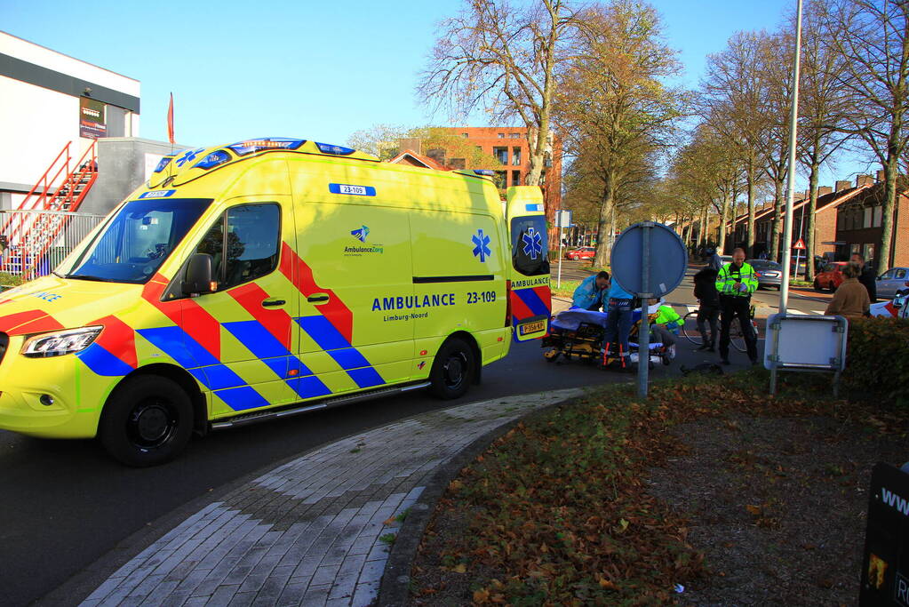 Man op fiets gewond bij botsing met auto