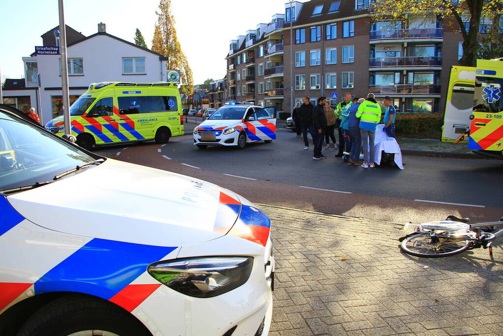 Man op fiets gewond bij botsing met auto