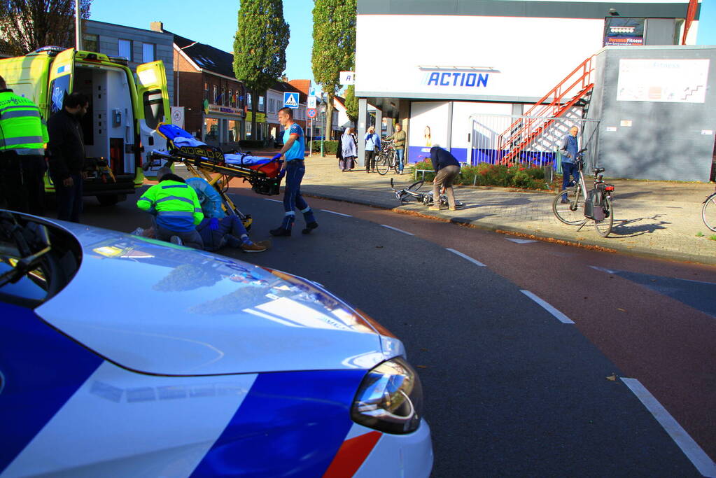 Man op fiets gewond bij botsing met auto