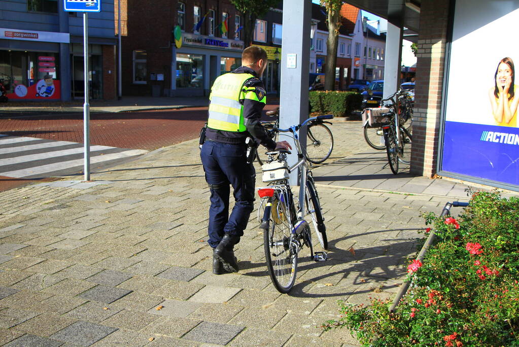 Man op fiets gewond bij botsing met auto
