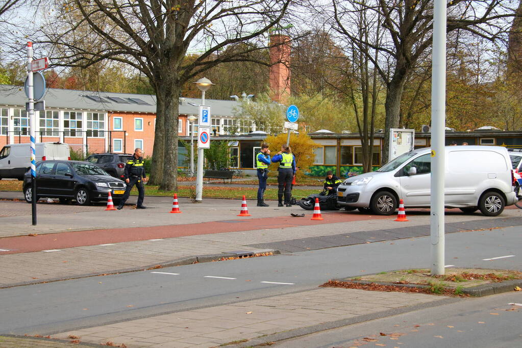 Afslaande bestelbus ziet scooterrijder over het hoofd