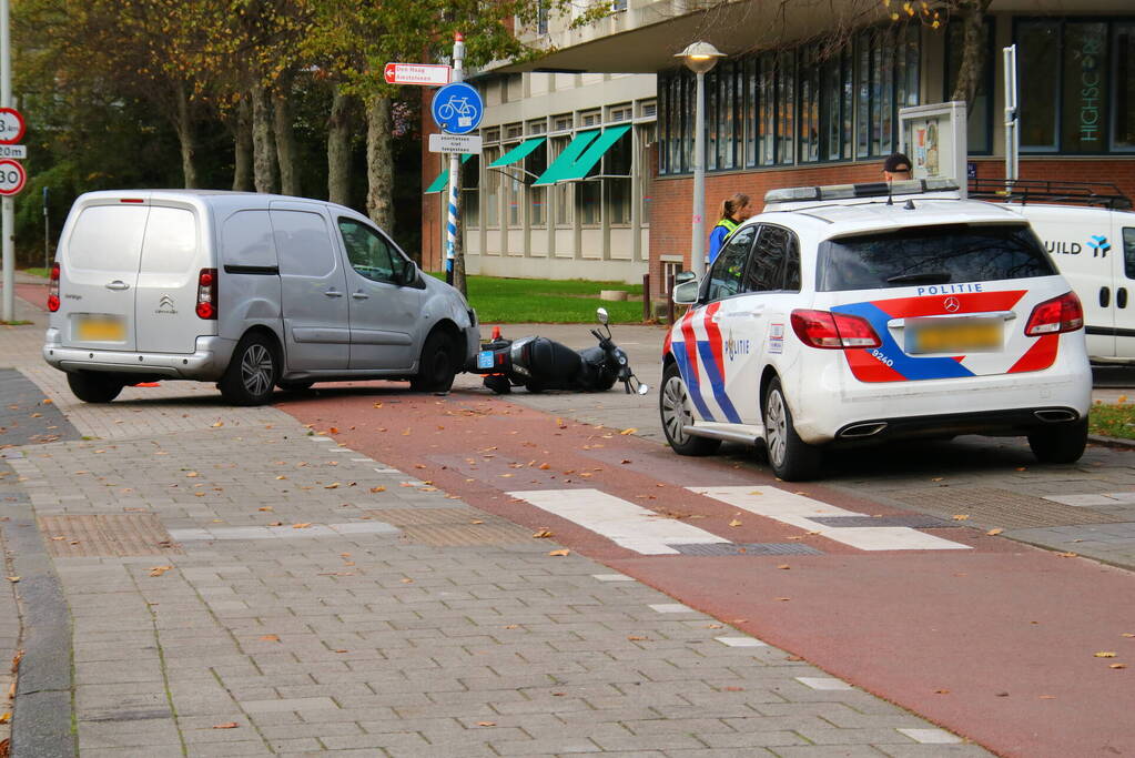 Afslaande bestelbus ziet scooterrijder over het hoofd