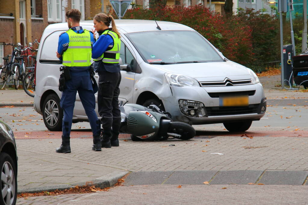 Afslaande bestelbus ziet scooterrijder over het hoofd