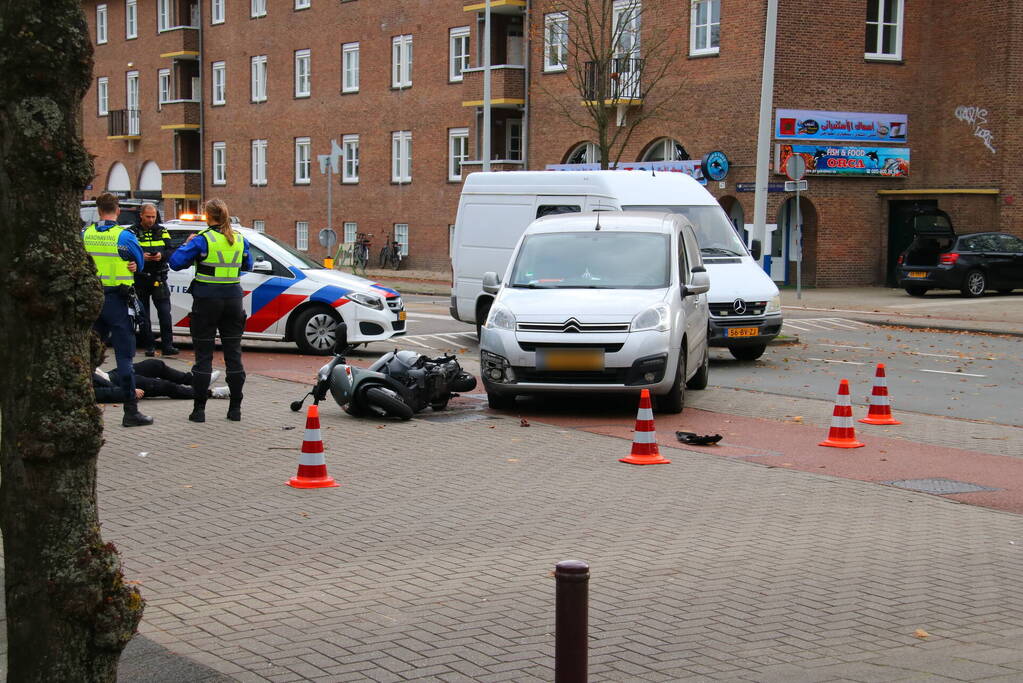 Afslaande bestelbus ziet scooterrijder over het hoofd