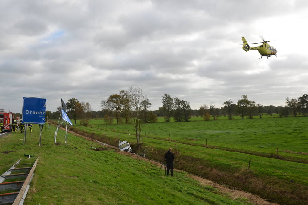 Auto raakt van de weg, ramt verkeersbord en belandt in sloot