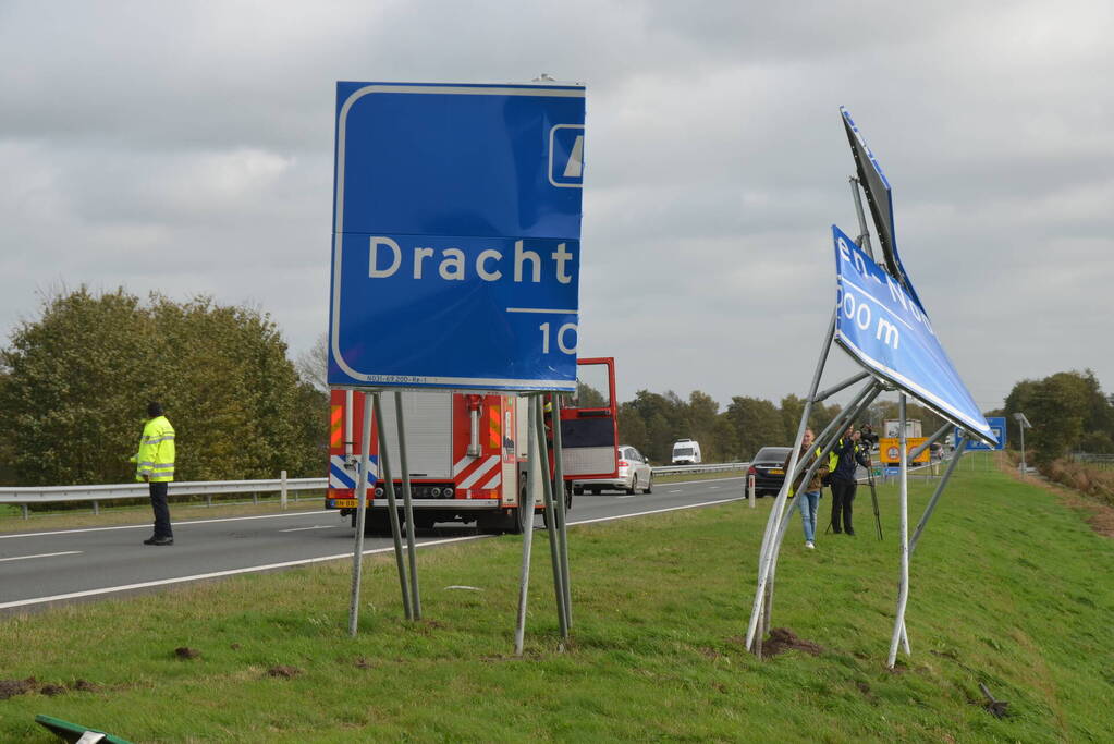 Auto raakt van de weg, ramt verkeersbord en belandt in sloot