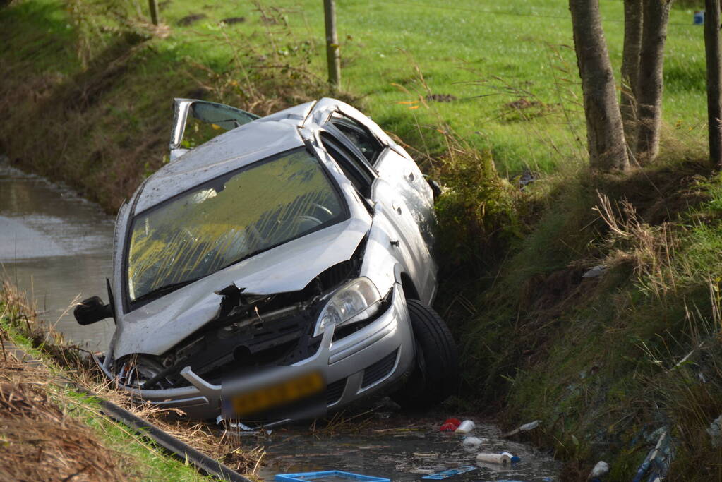 Auto raakt van de weg, ramt verkeersbord en belandt in sloot