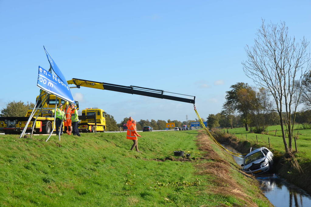 Auto raakt van de weg, ramt verkeersbord en belandt in sloot