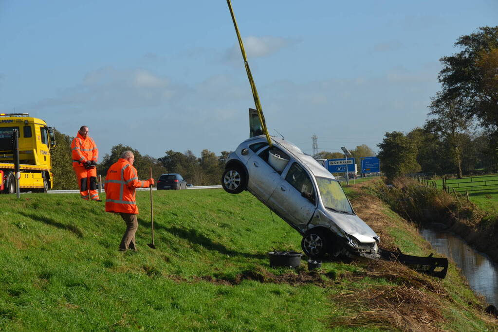 Auto raakt van de weg, ramt verkeersbord en belandt in sloot