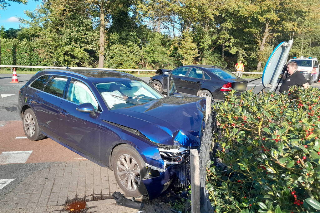 Twee gewonden bij botsing op kruispunt