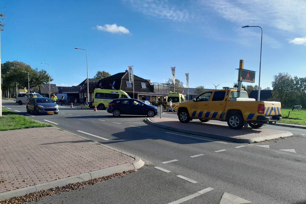 Twee gewonden bij botsing op kruispunt