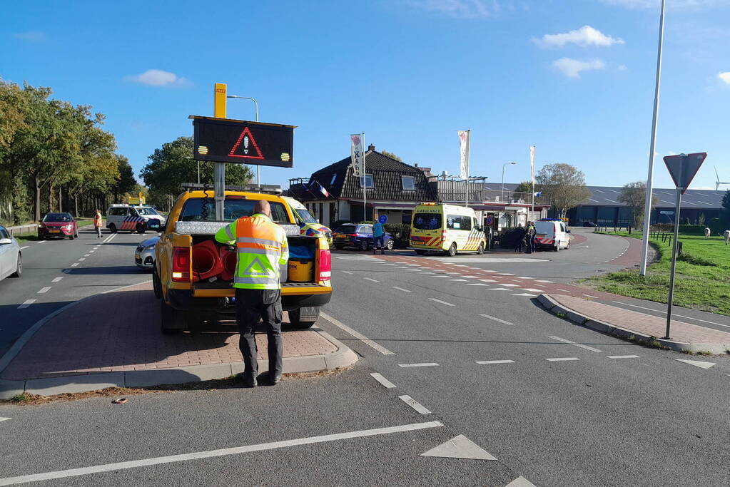 Twee gewonden bij botsing op kruispunt
