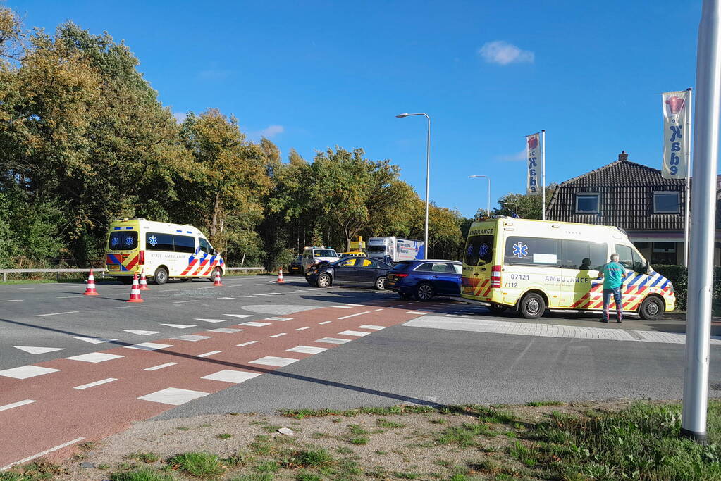 Twee gewonden bij botsing op kruispunt