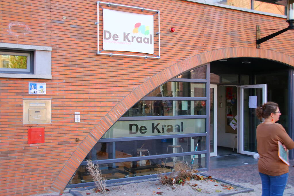 Basisschool De Kraal ontruimd door brand, Paradijsplein in Amsterdam
