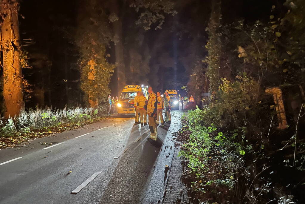 Vrachtwagen met oplegger gekanteld