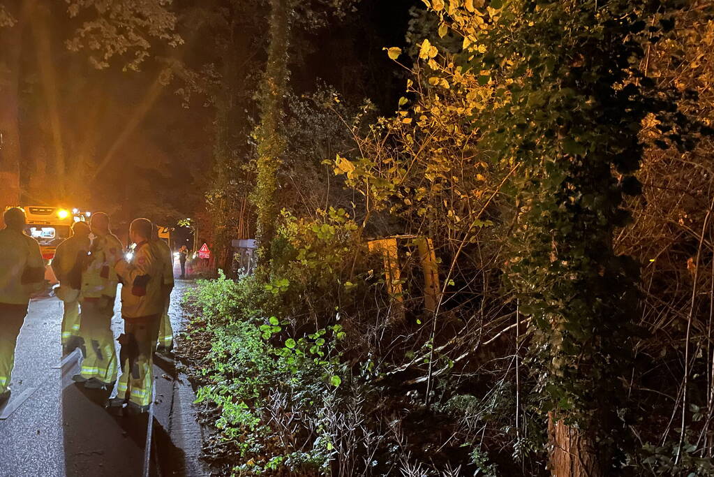 Vrachtwagen met oplegger gekanteld