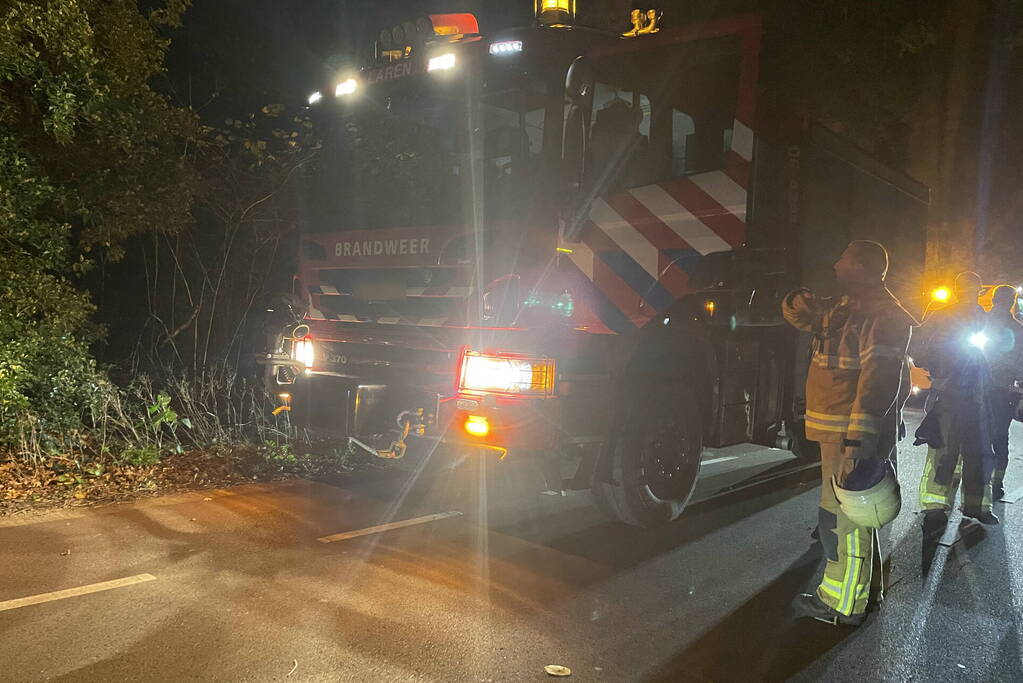 Vrachtwagen met oplegger gekanteld