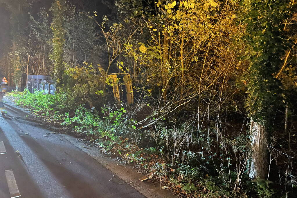 Vrachtwagen met oplegger gekanteld