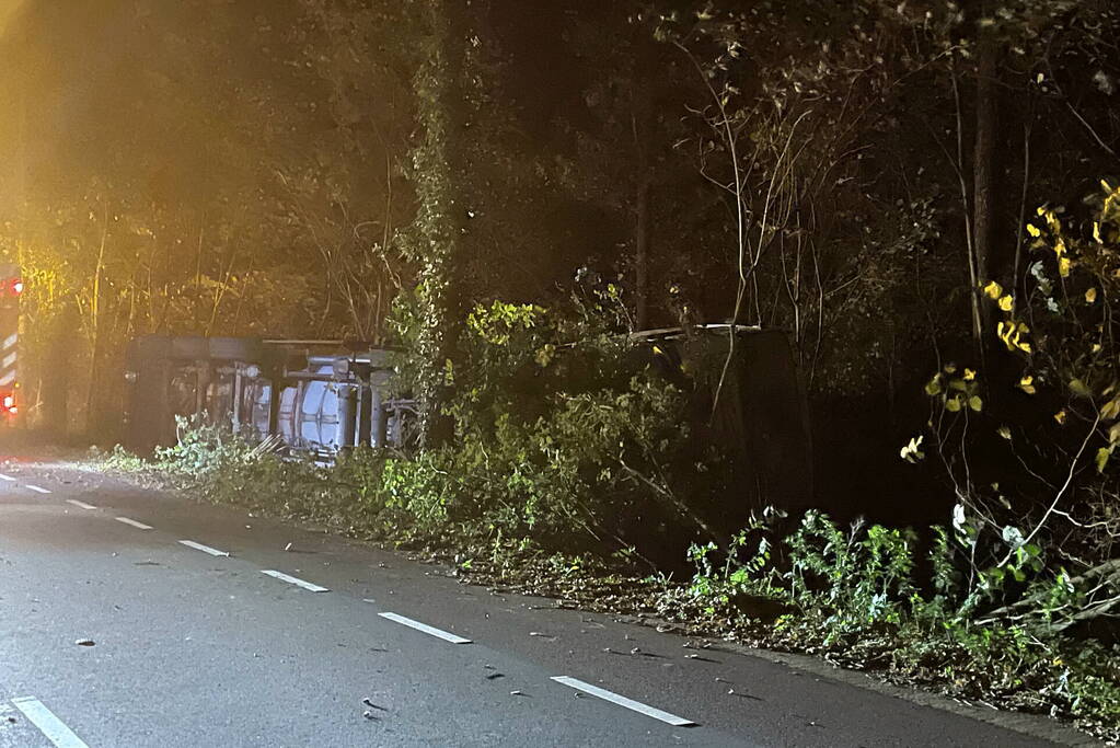 Vrachtwagen met oplegger gekanteld