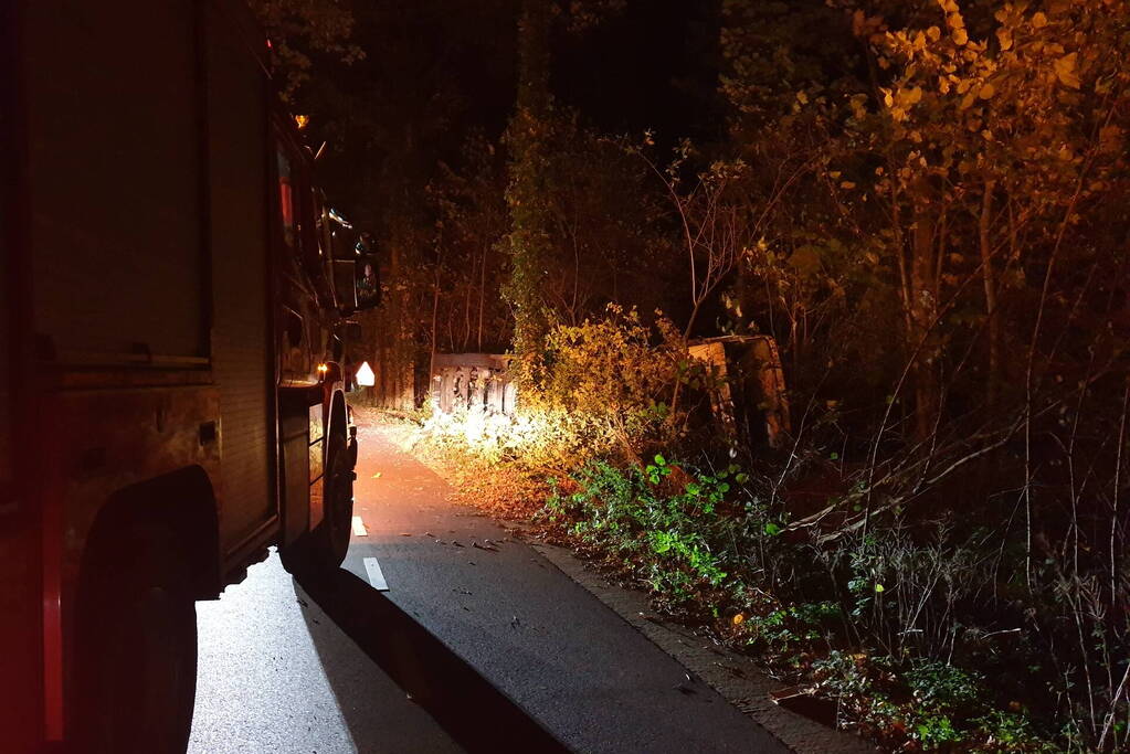 Vrachtwagen met oplegger gekanteld