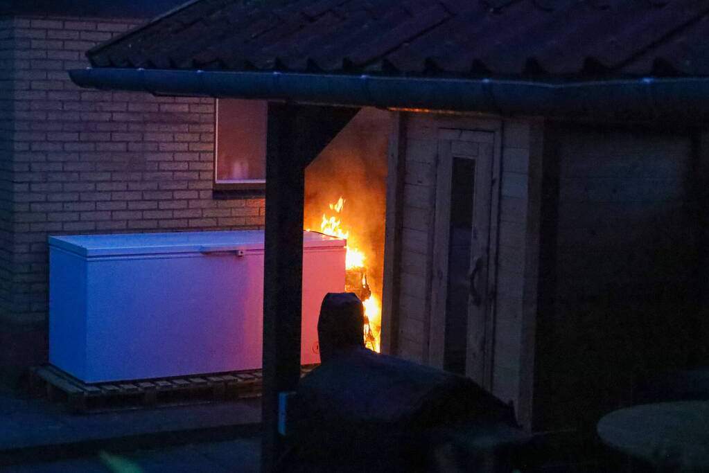 Diepvries in achtertuin vliegt in brand