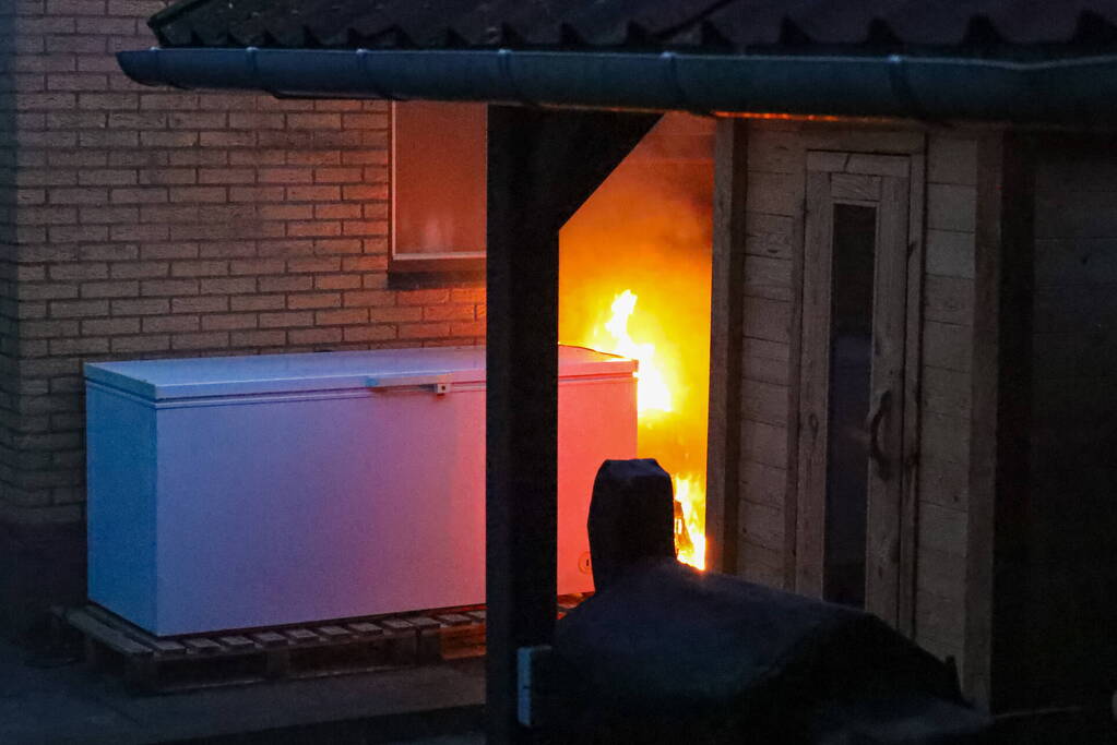 Diepvries in achtertuin vliegt in brand
