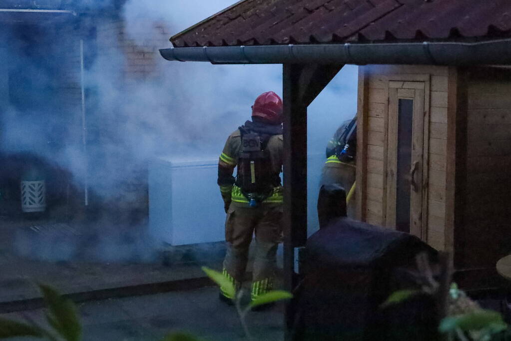 Diepvries in achtertuin vliegt in brand