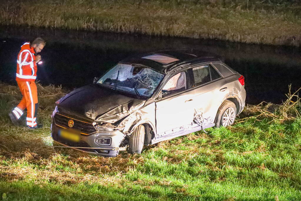 Automobiliste slaat meerdere keren over de kop