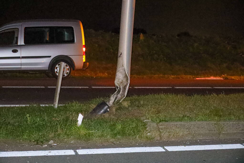 Automobiliste slaat meerdere keren over de kop