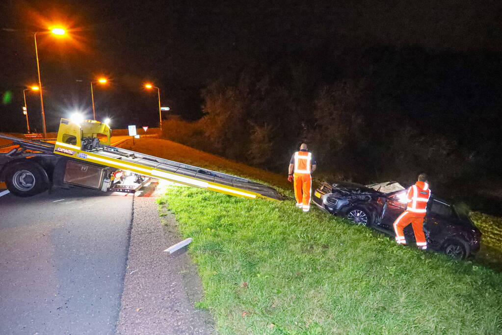 Automobiliste slaat meerdere keren over de kop