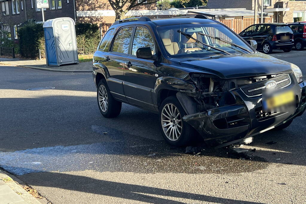 Veel schade bij ongeval tussen twee personenauto's