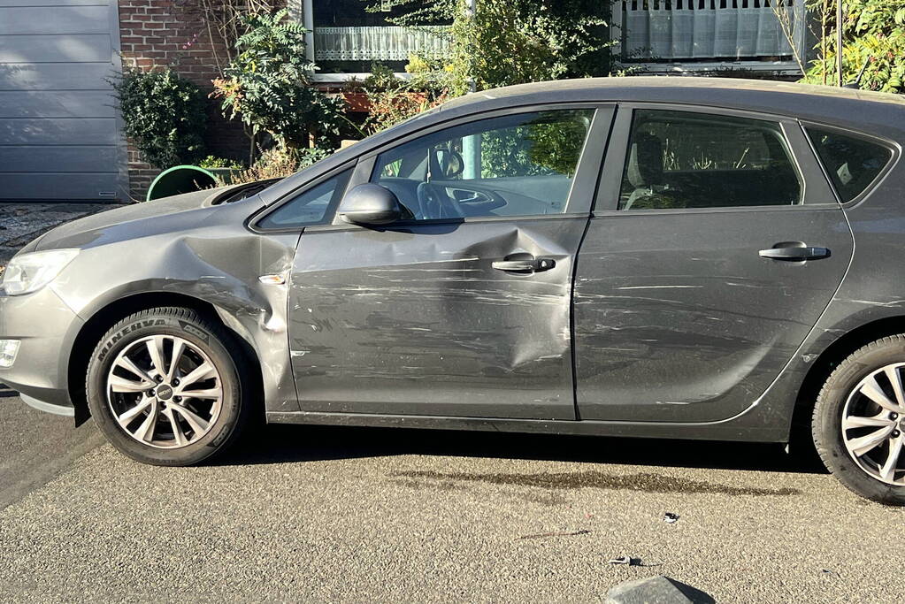 Veel schade bij ongeval tussen twee personenauto's