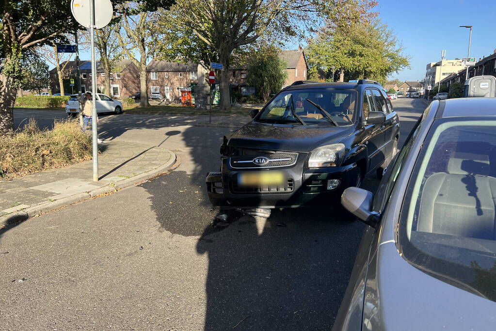 Veel schade bij ongeval tussen twee personenauto's