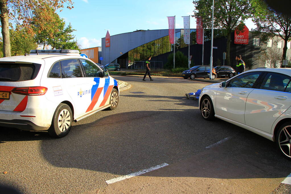 Scooterrijdster aangereden op rotonde