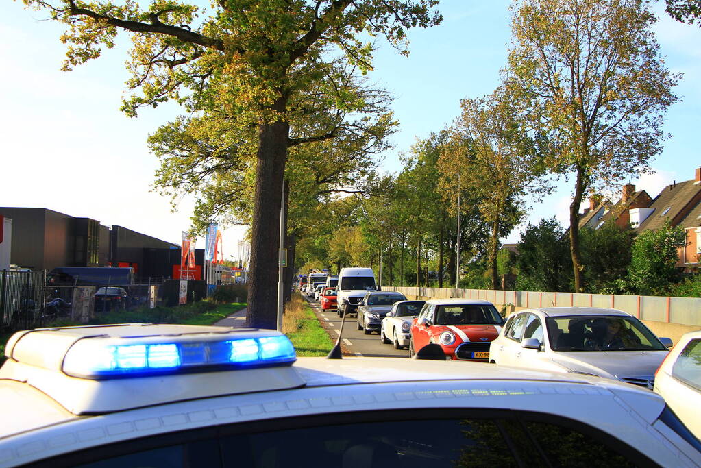 Scooterrijdster aangereden op rotonde