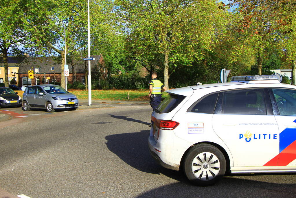 Scooterrijdster aangereden op rotonde