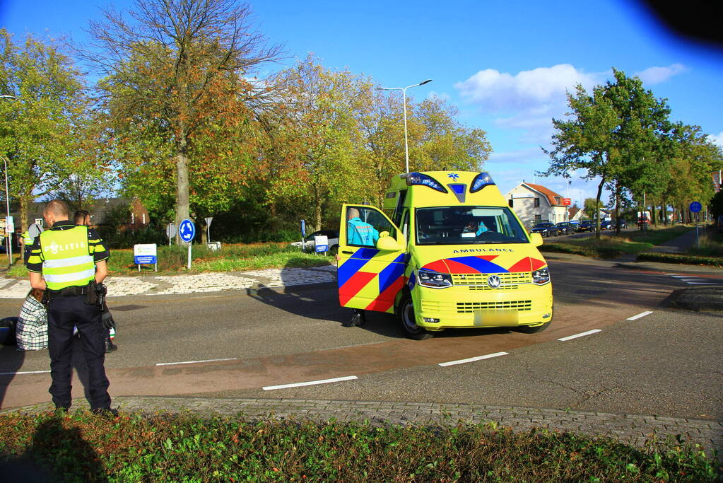 Scooterrijdster aangereden op rotonde
