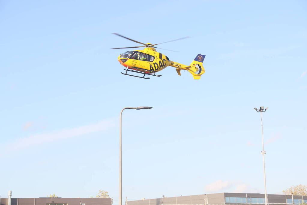 Vrouw zwaargewond na val in laadkuil