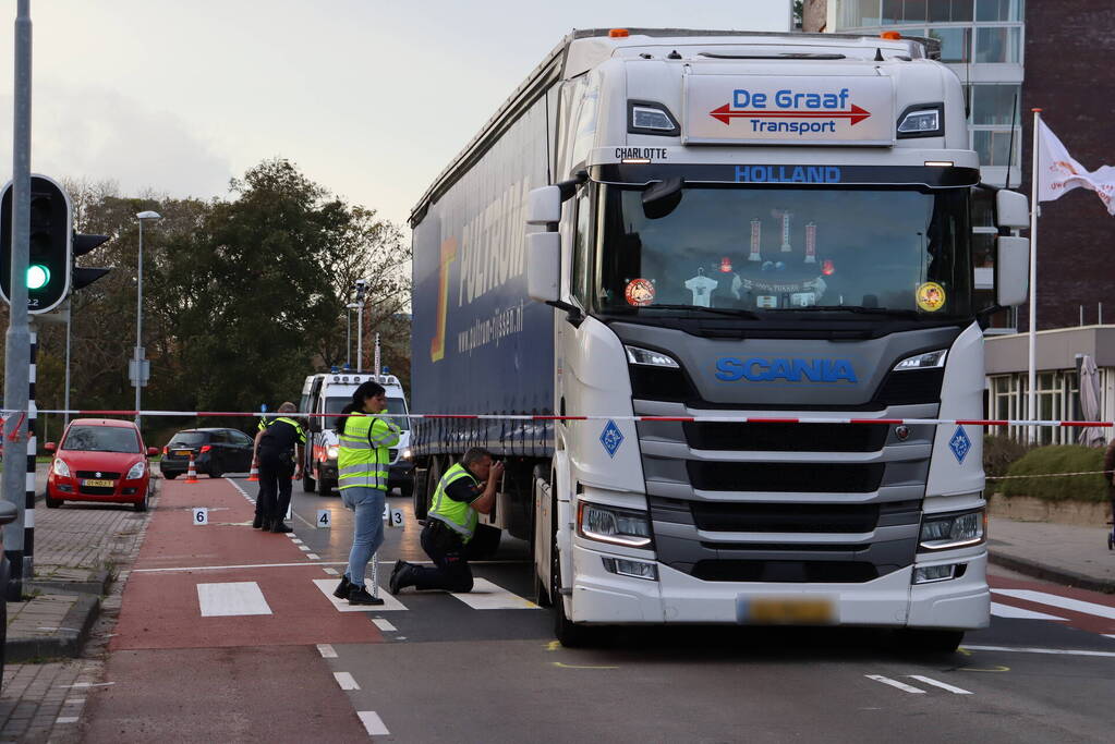 Man van 84 overleden bij aanrijding met vrachtwagen